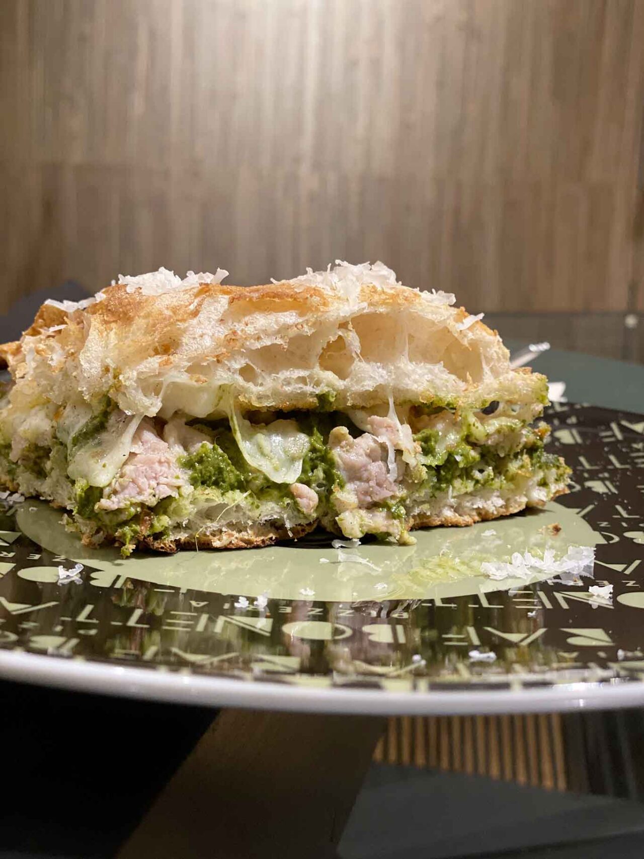 la pizza al padellino croccante Friariello Assoluto della pizzeria Raf Bonetta al Vomero a Napoli