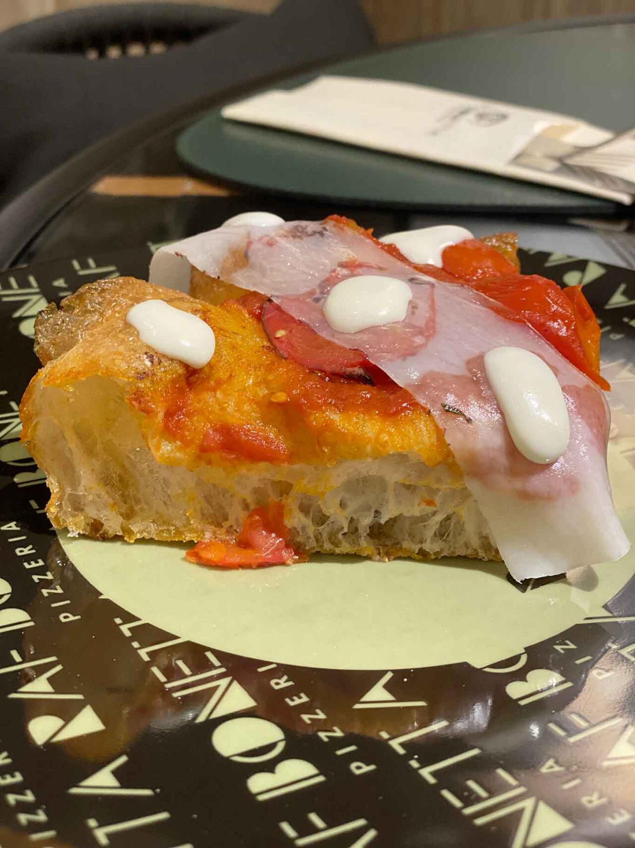 la pizza Lardo e Piennolo della pizzeria Raf Bonetta al Vomero a Napoli