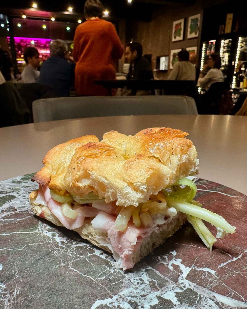 la pizza con porchetta e puntarelle della pizzeria Seu Pizza a Roma Trastevere