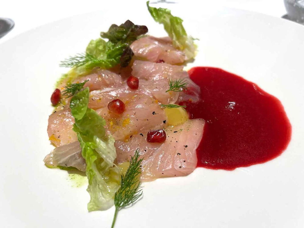 carpaccio di ricciola al ristorante il Palmento del Wine Relais Feudi del Pisciotto in Sicilia