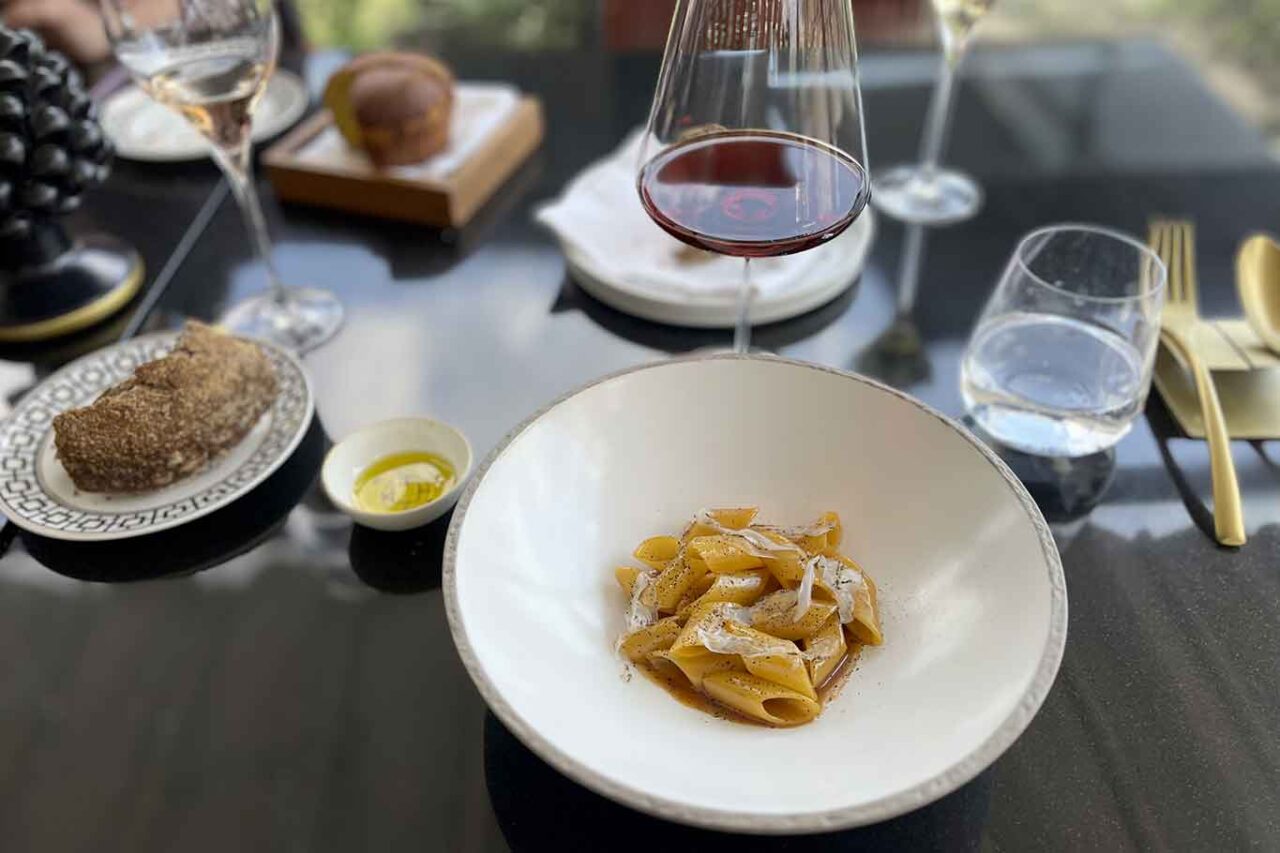 I pennoni con garum del ristorante Oro Bistrot sulla terrazza dell'NH Hotel a Roma