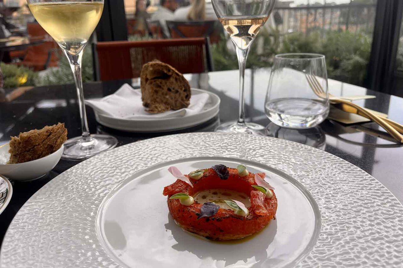 la tarte tatin al pomodoro del ristorante Oro Bistrot sulla terrazza dell'NH Hotel a Roma