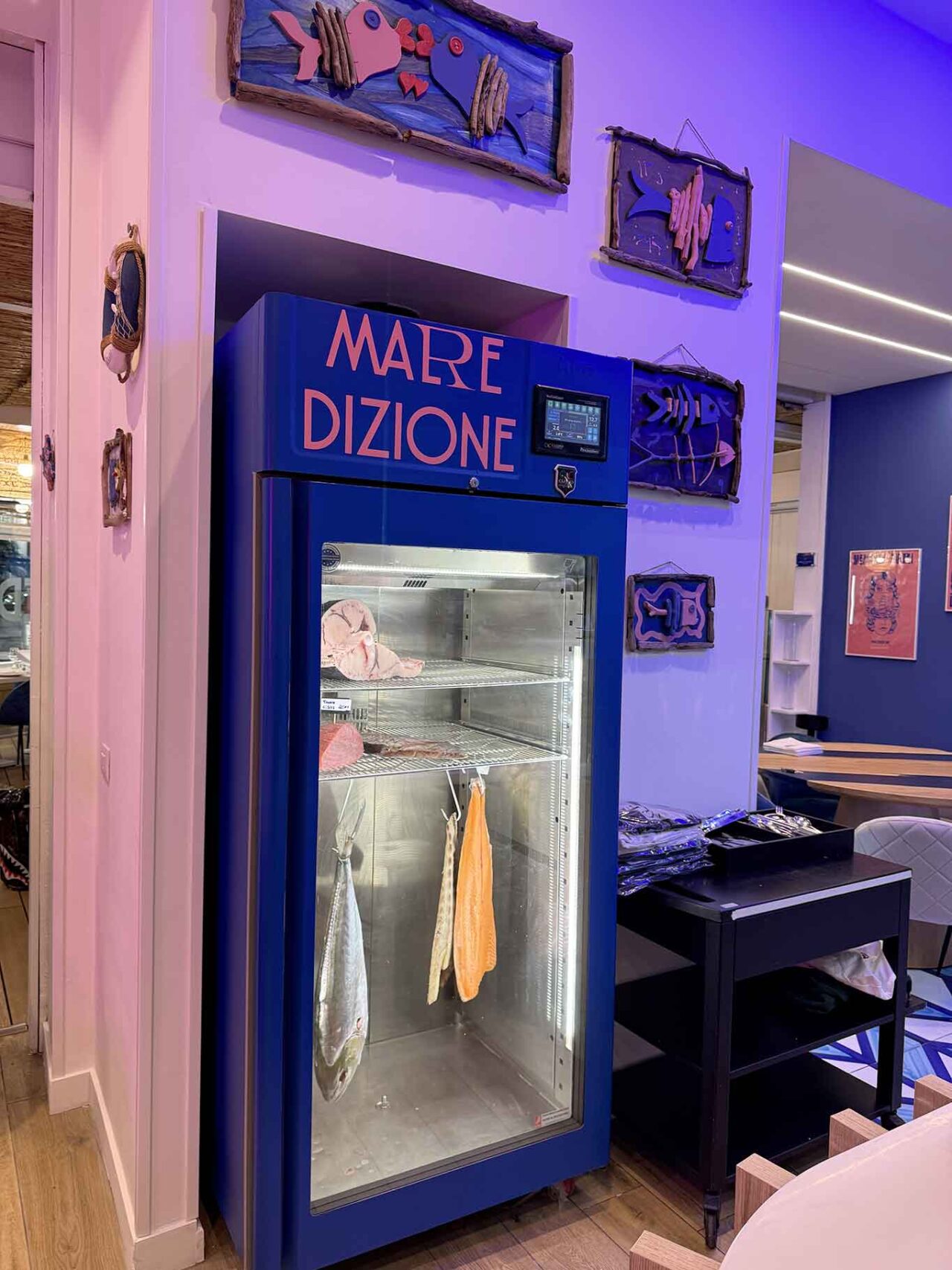 il frigo della frollatura del pesce della trattoria di mare Maredizione a Cardito 