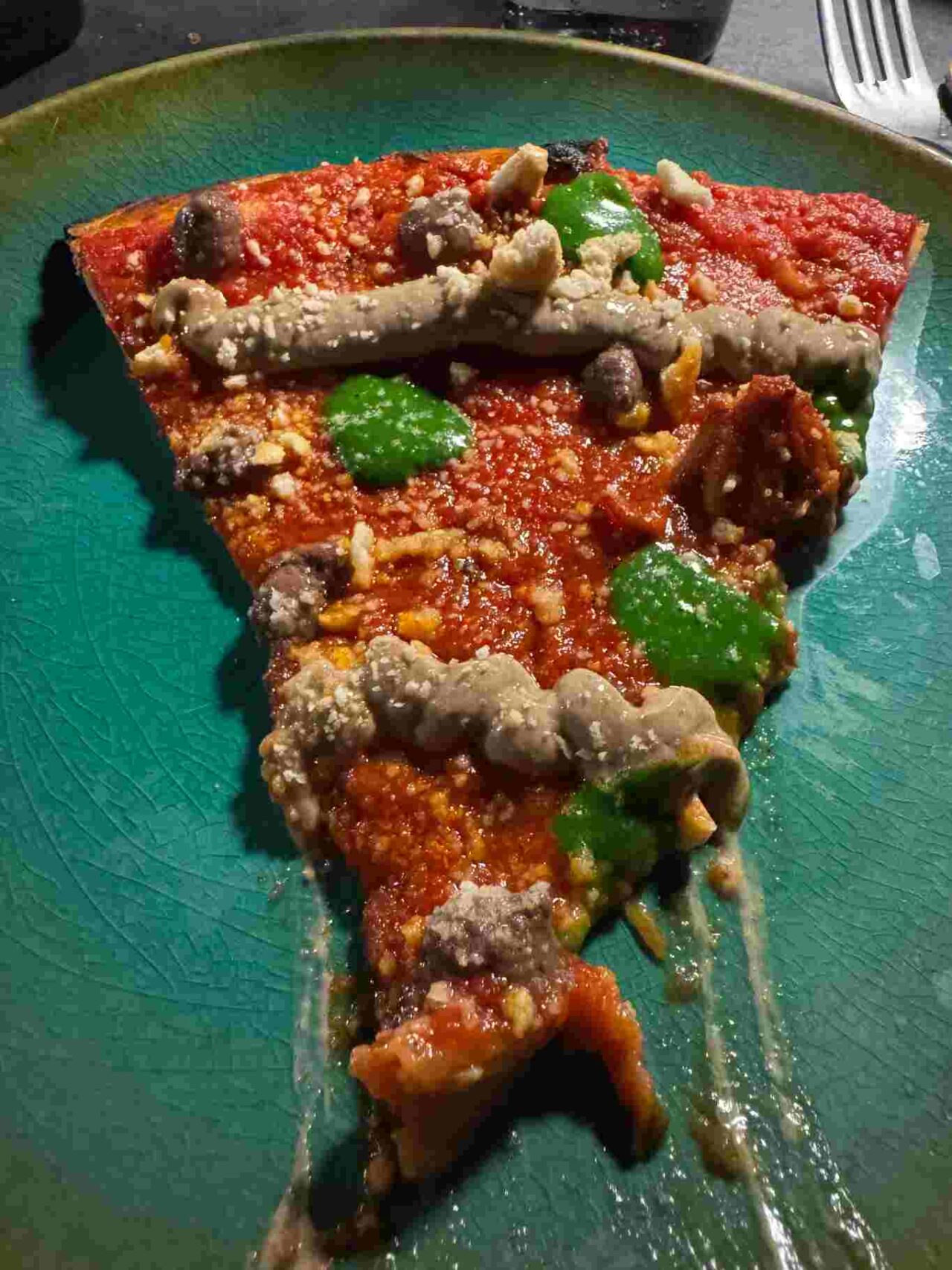 ultra milano pizzeria pizza crunchy moscardini fetta