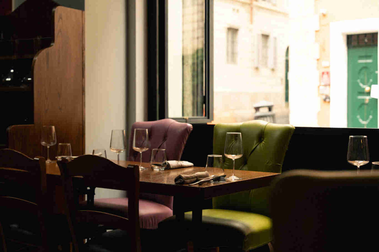 Arredi in pelle nella sala di Giulia Urban Retreat