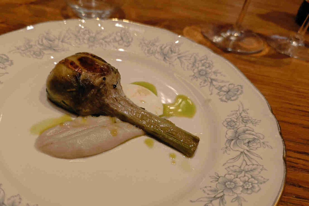 Il carciofo alla romana con topinambur e fonduta di pecorino