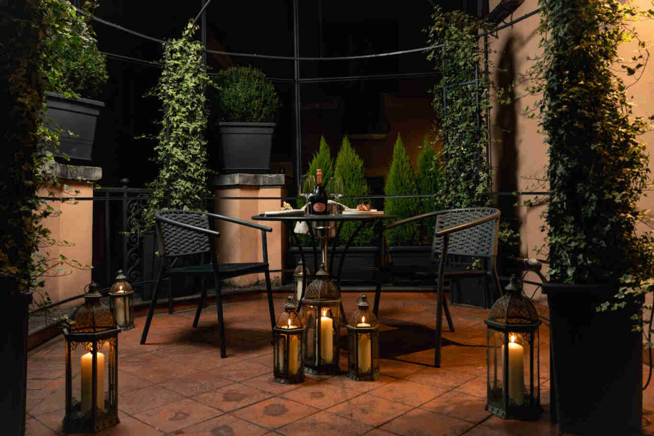 Uno dei suggestivi terrazzini pertinenti alle suite