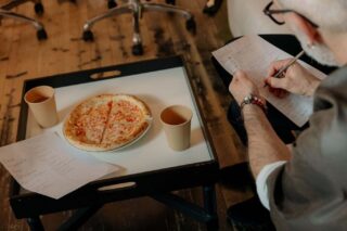 Festival di Sanremo: i Jalisse cantano la pizza surgelata