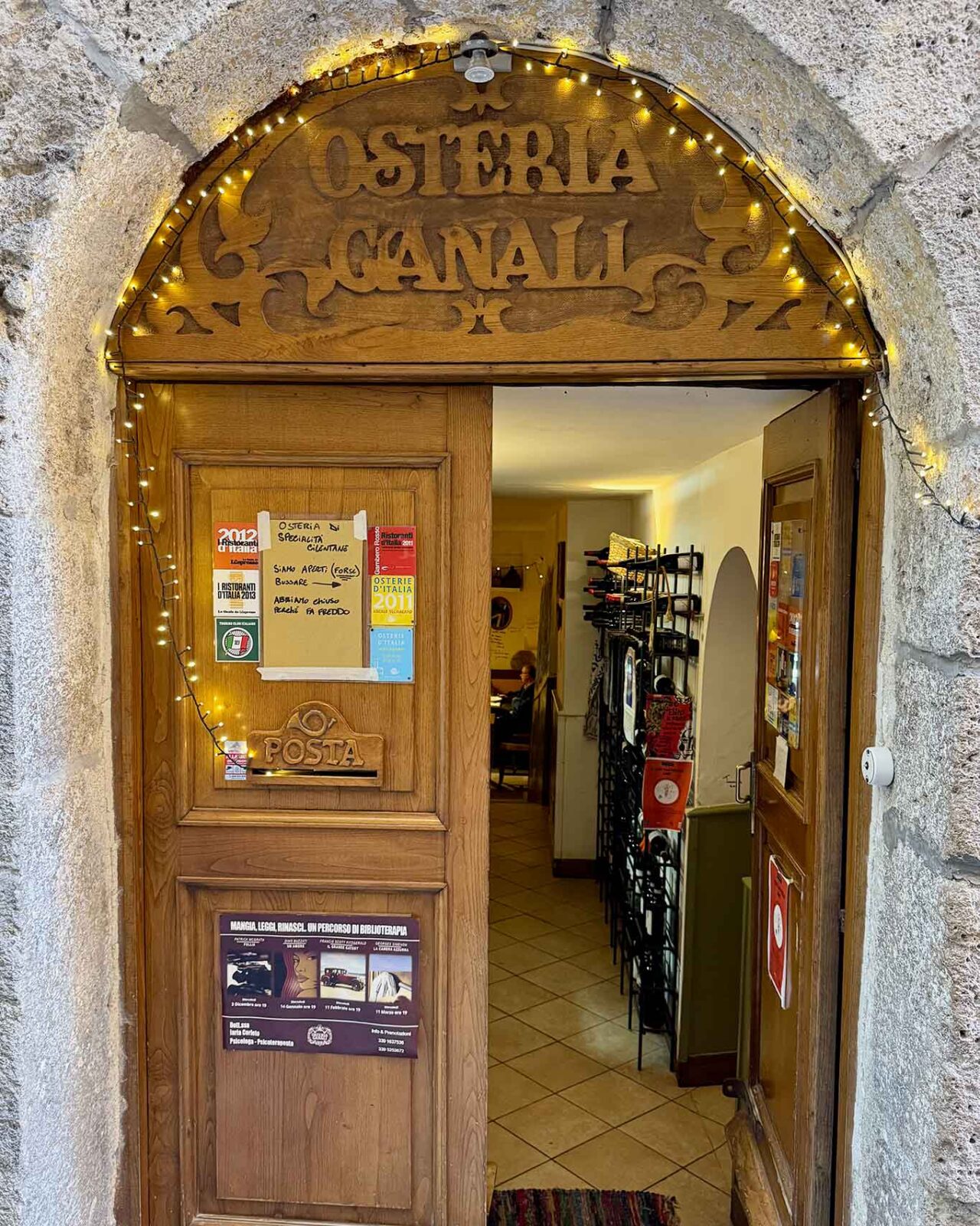 ingresso dell'Osteria Canali al centro di Salerno