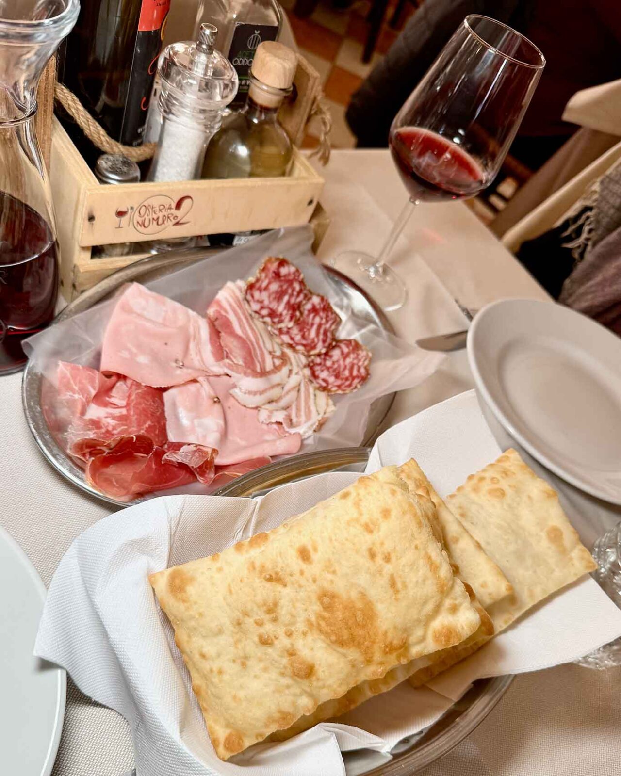 gnocco fritto e salumi dell'Osteria Numero 2 a San Giorgio Bigarello vicino Mantova