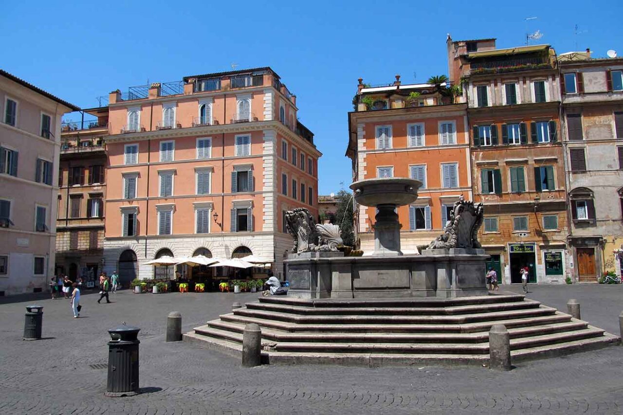 la piazza di Trastevere dove sarebbe nata la storia della carbonara
