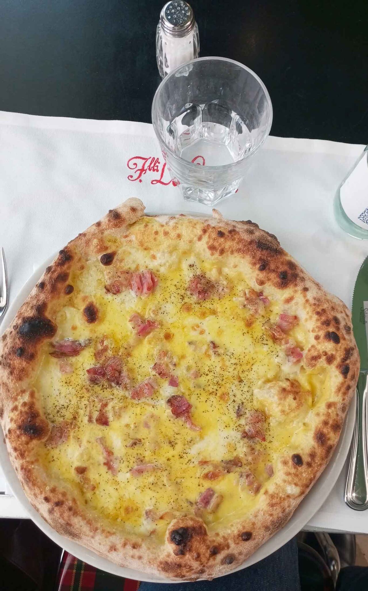 La pizza carbonara di Piero Chiambretti da Sfashion Cafè a Torino