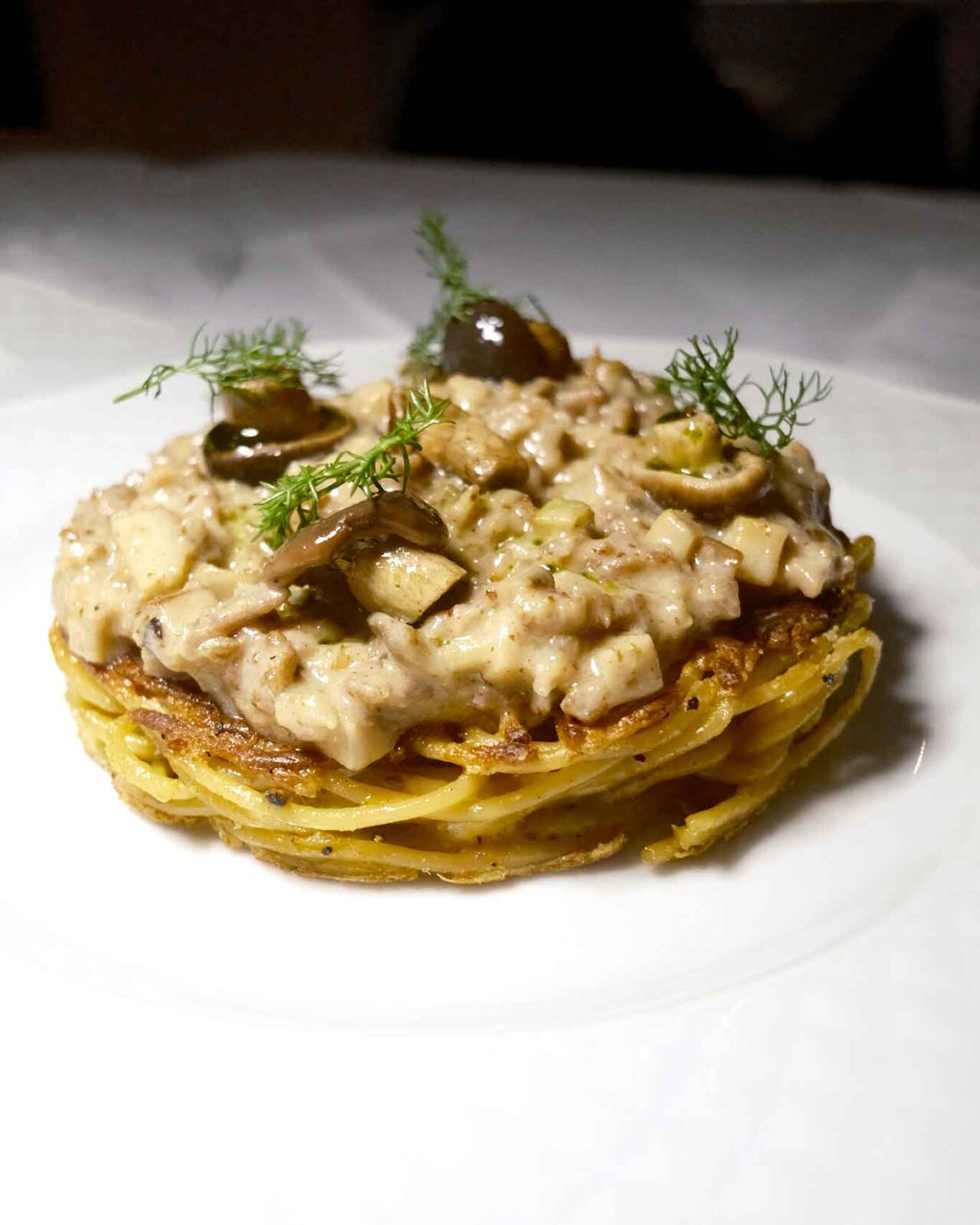 lo spaghettone al padellino della Taverna Flavia a Roma