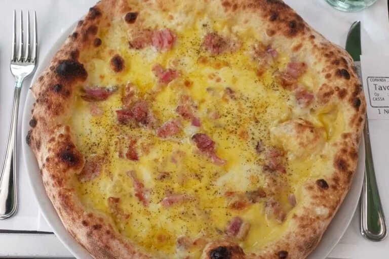 La pizza carbonara di Piero Chiambretti da Sfashion Cafè a Torino