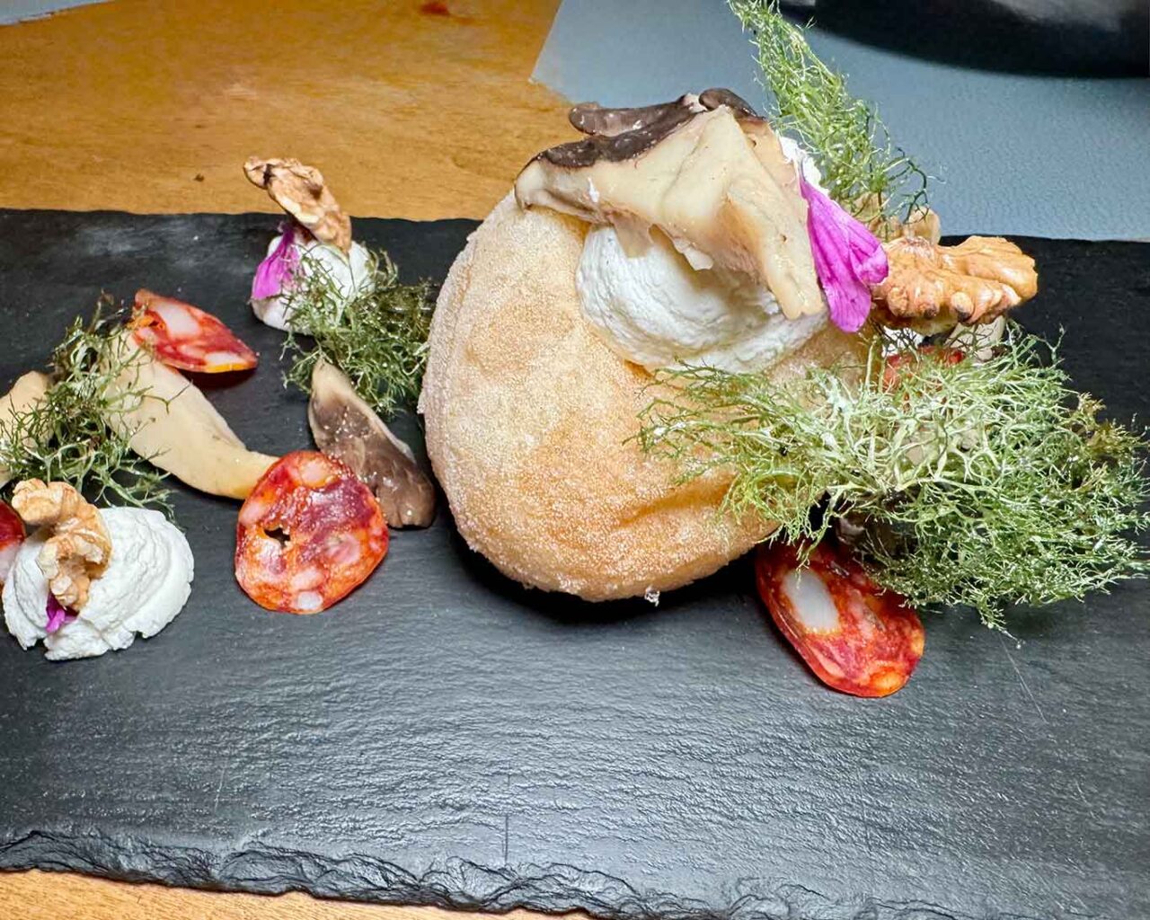 montanara con funghi alla pizzeria Lucus ad Atella in Basilicata 