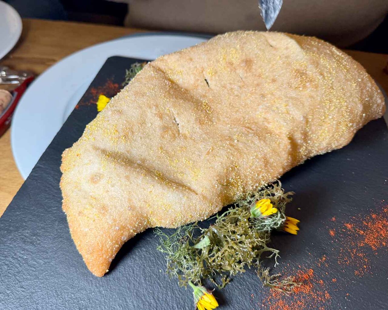 pizza fritta alla pizzeria Lucus ad Atella in Basilicata 