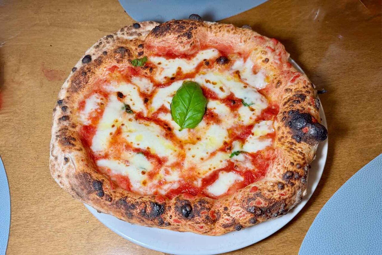pizza margherita alla pizzeria Lucus ad Atella in Basilicata 