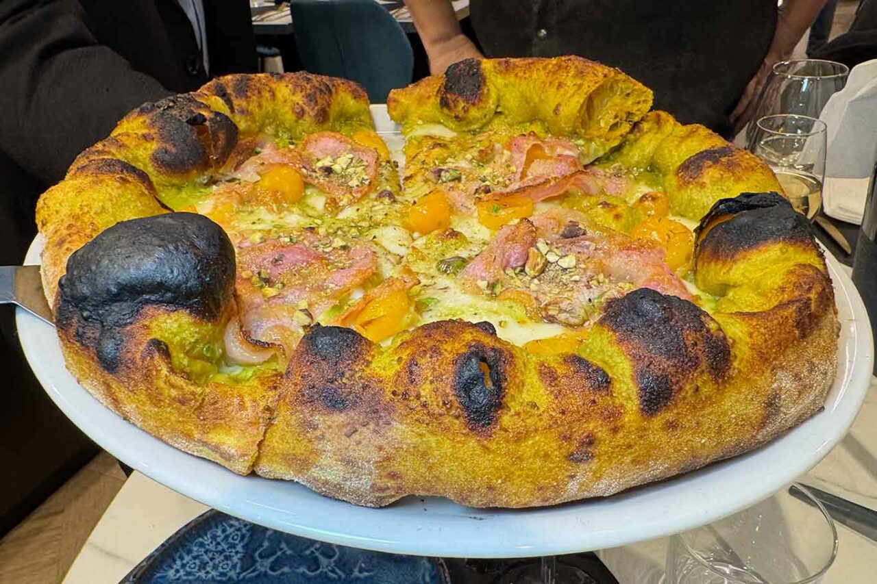 la pizza con impasto alla curcuma Gialla in crosta della pizzeria Salvatore Santucci a Napoli