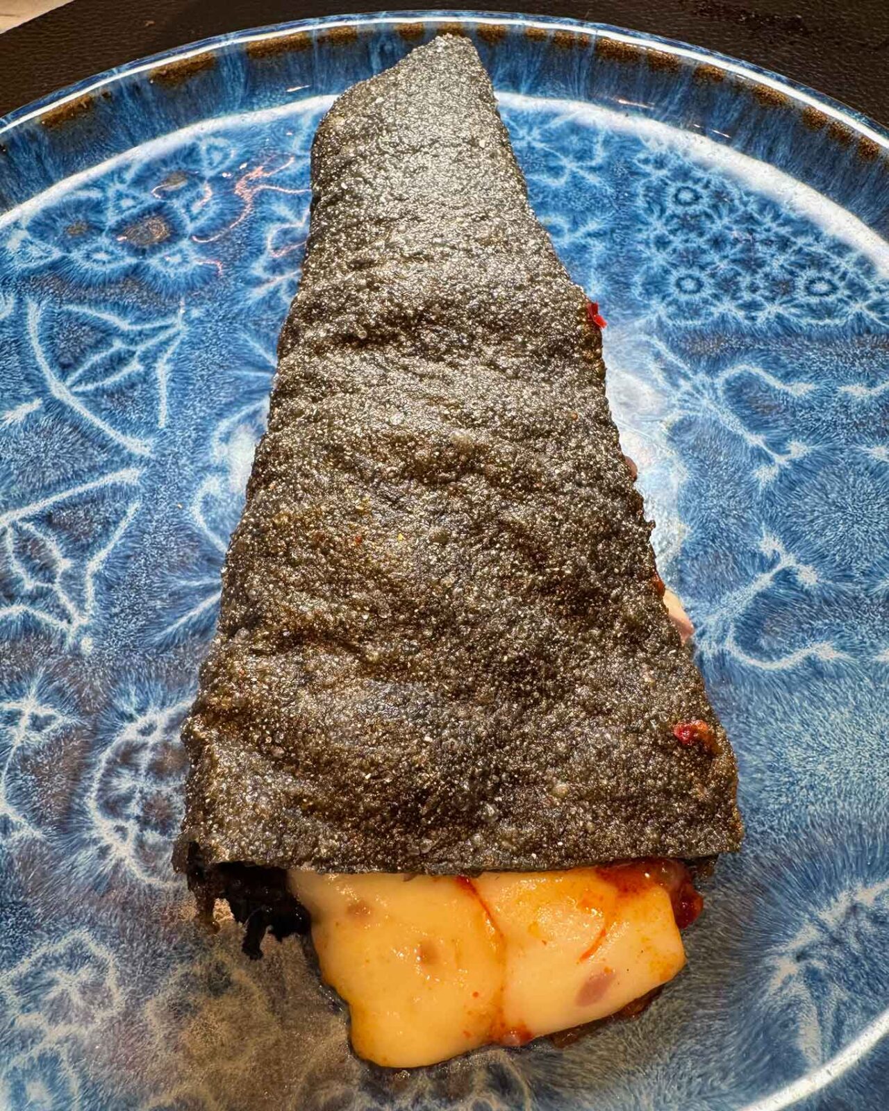 la pizza fritta nera e ripiena della pizzeria Salvatore Santucci a Napoli