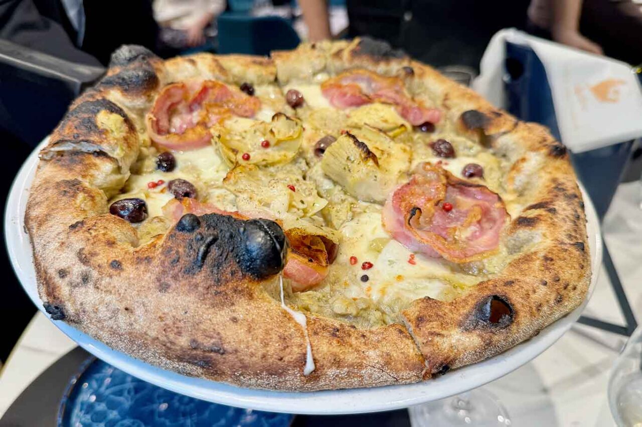la pizza impasto alla canapa con carciofi della pizzeria Salvatore Santucci a Napoli