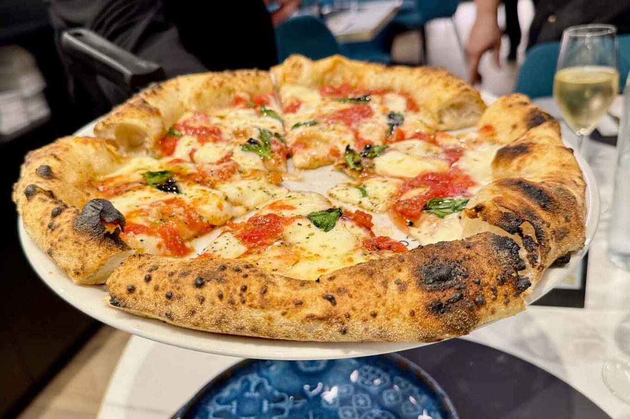 la pizza margherita della pizzeria Salvatore Santucci a Napoli