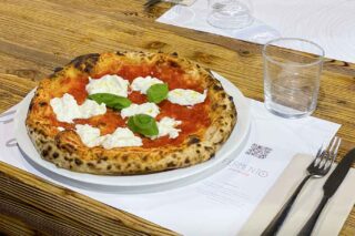 La pizza di Massari da Fermento a Brescia che costa il giusto