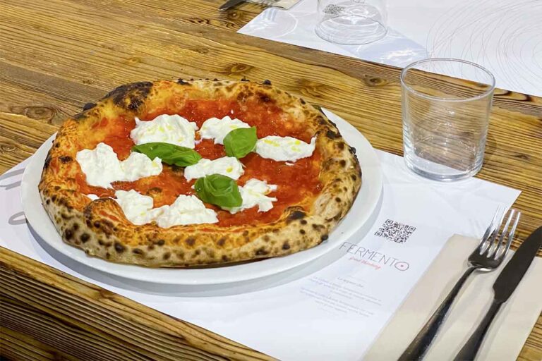 La pizza di Massari da Fermento a Brescia che costa il giusto