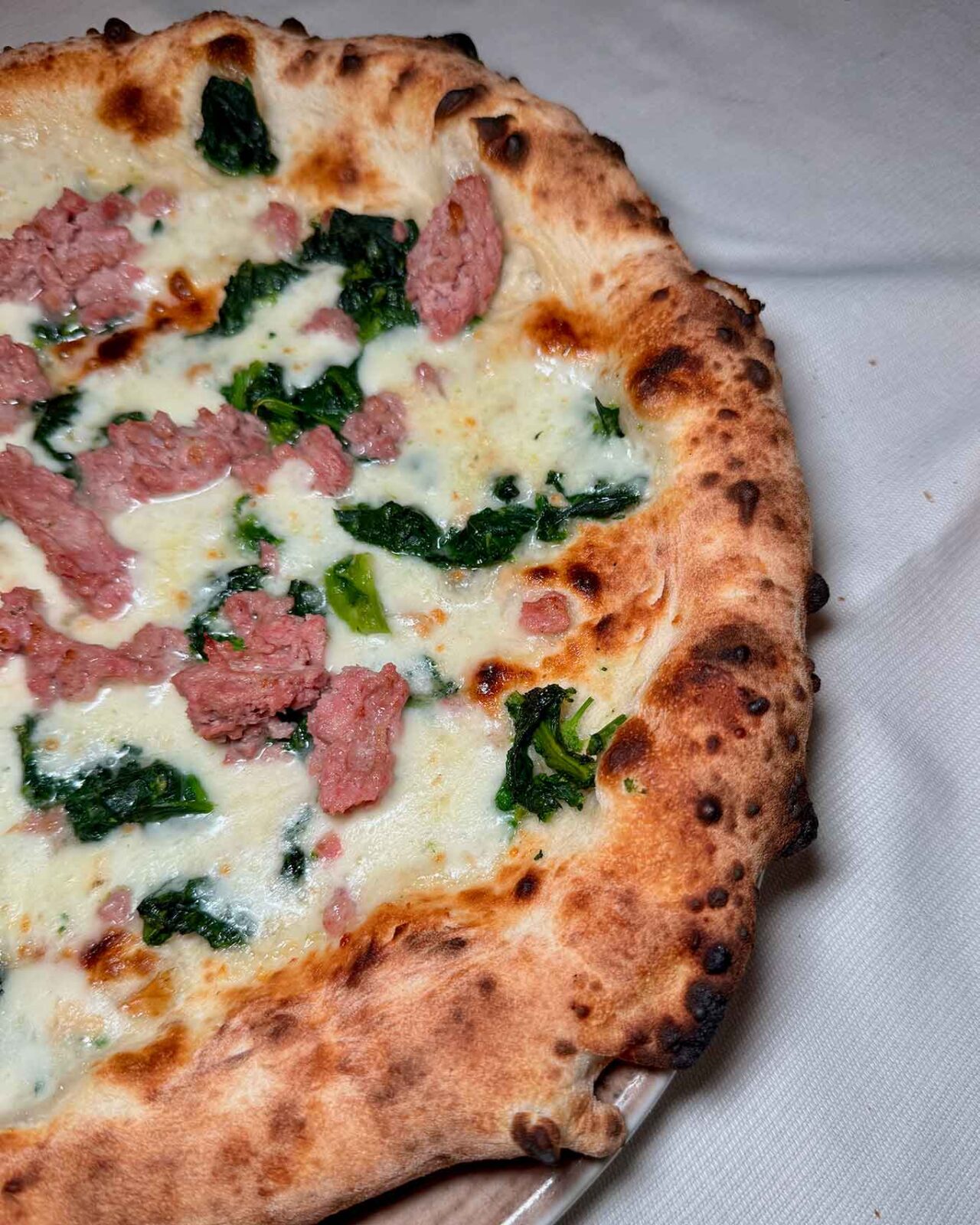 la pizza salsiccia e friarielli del ristorante pizzeria Il Vecchio e il Mare a Firenze