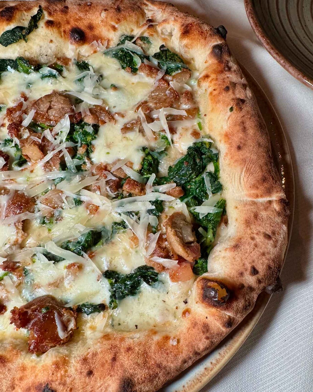 la pizza salsiccia di tonno e friarielli del ristorante pizzeria Il Vecchio e il Mare a Firenze