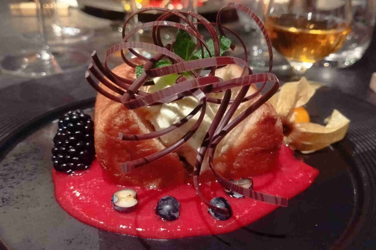 Ambrosia Rooftop, babà piastrato con bagna al the verde