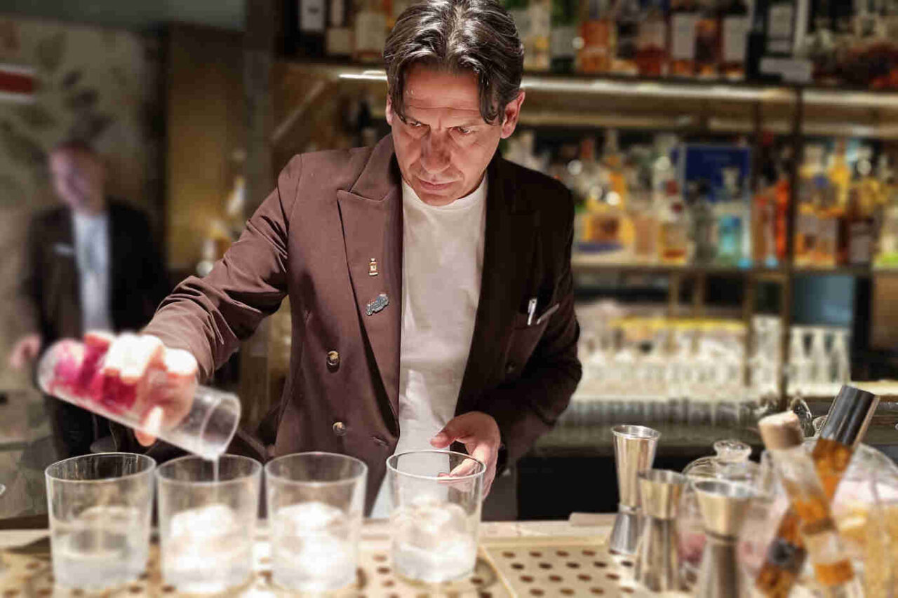 Maurizio Zuddio al bancone di Ambrosia Rooftop