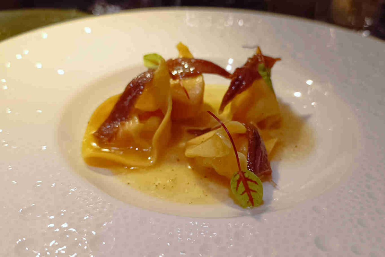 Il tortello burrata e mazzancolle di Ambrosia Rooftop