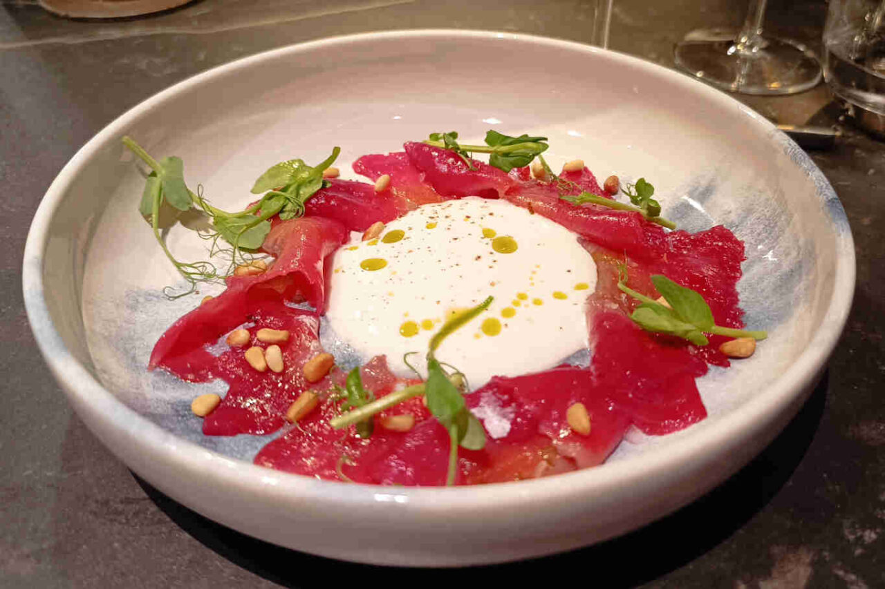 Trota marinata alla barbabietola con yogurt e miele