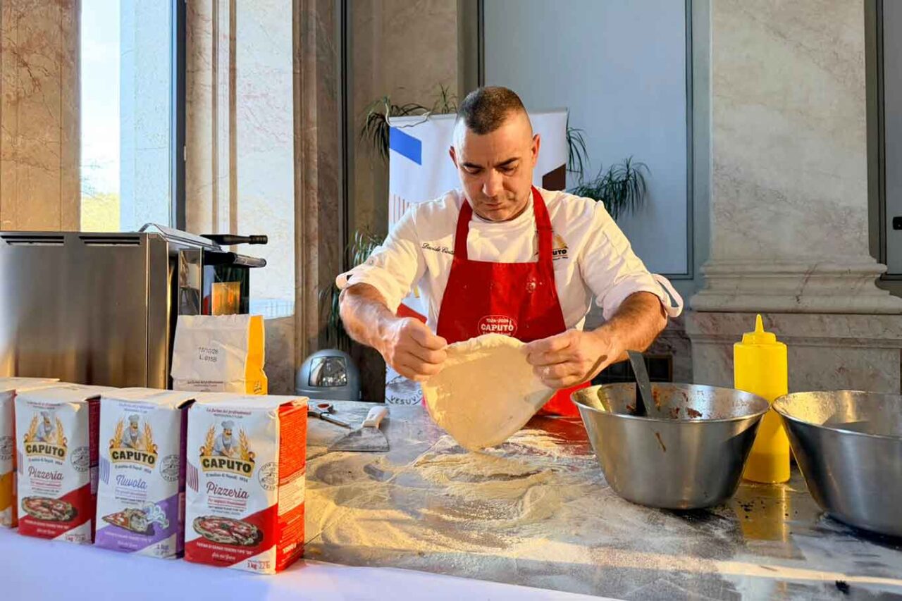 Davide Civitiello prepara la pizza in Germania