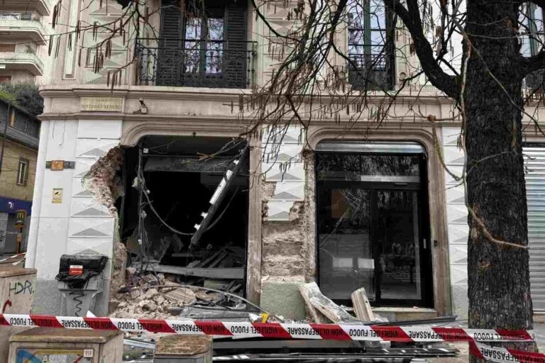 Il ristorante distrutto dal tram a Milano ospitato da Akira Bar
