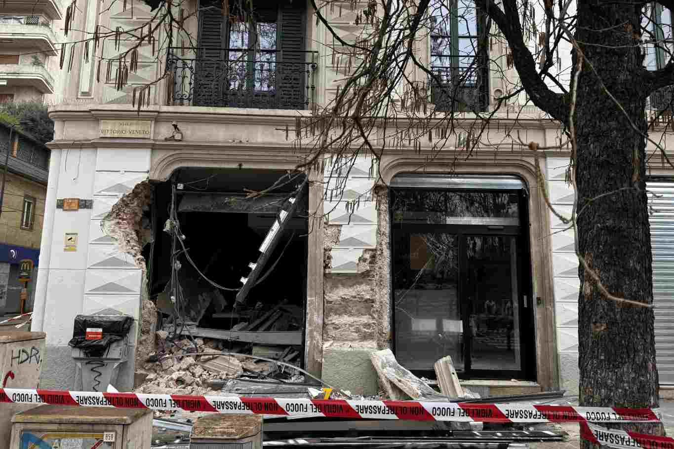 Il ristorante distrutto dal tram a Milano ospitato da Akira Bar