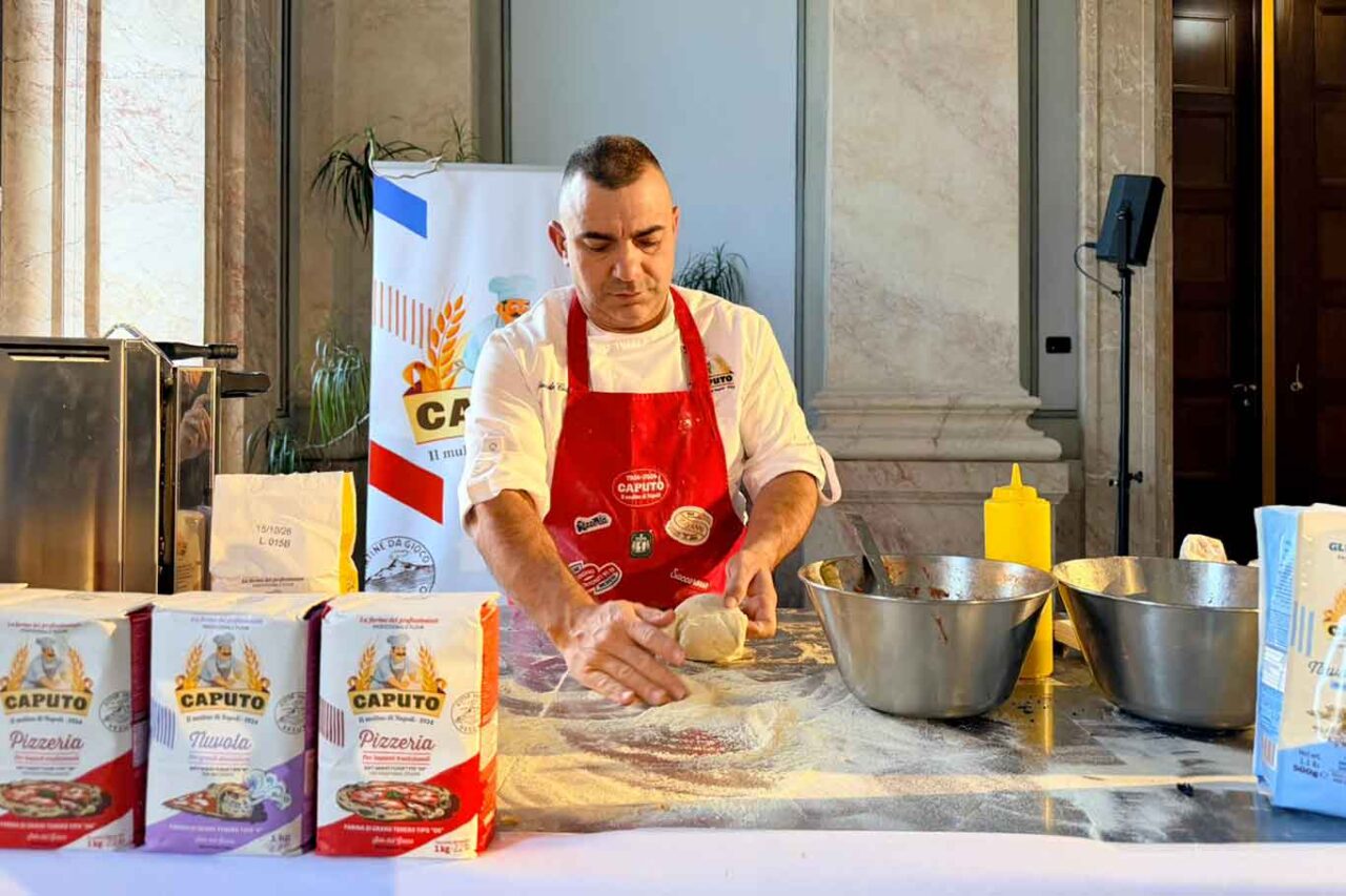 Davide Civitiello prepara la pizza in Germania