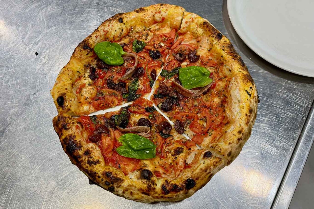 la pizza marinara doc della pizzeria Antonio Moschino a Frattamaggiore 