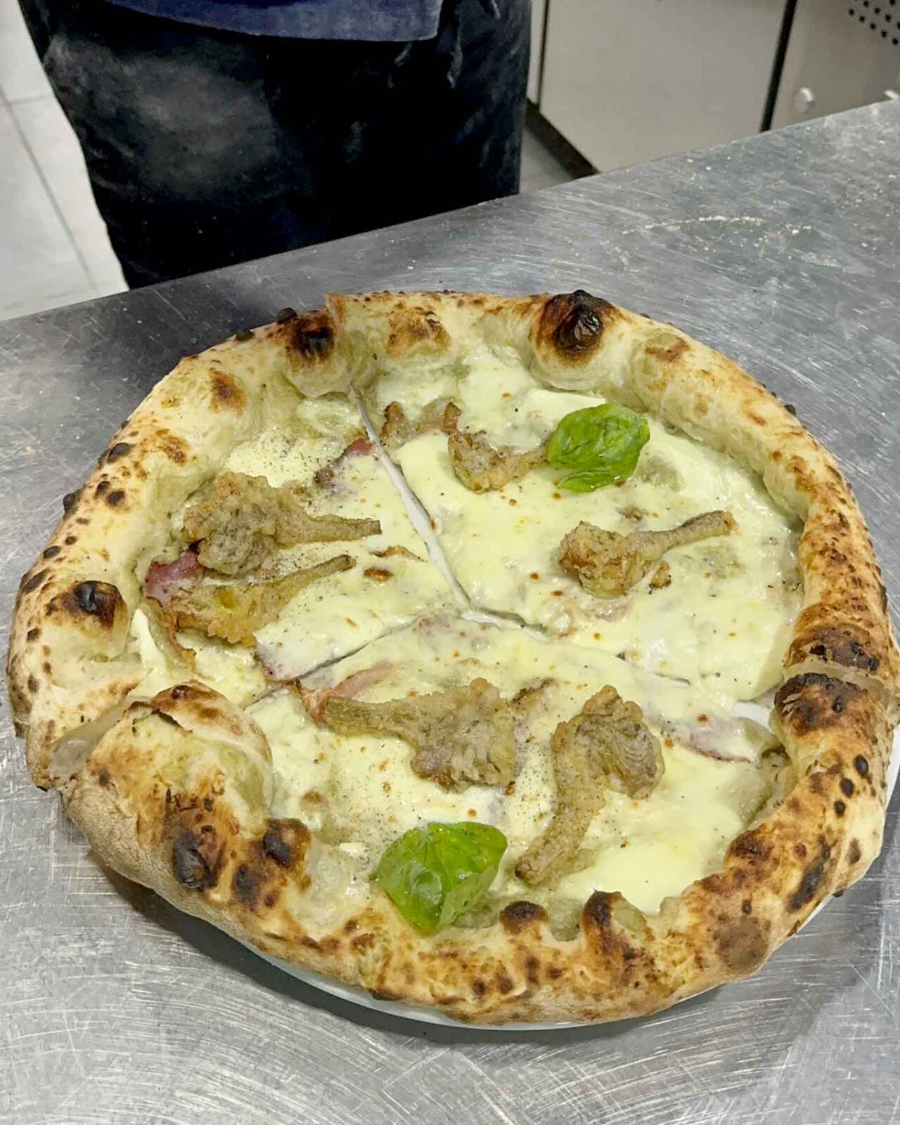 la pizza con i carciofi della pizzeria Antonio Moschino a Frattamaggiore 