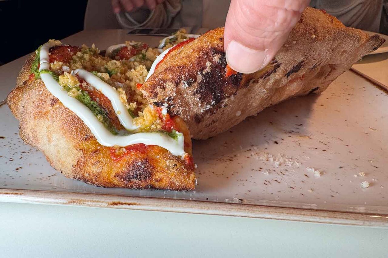 la cottura della montanara pizzeria Cambia-Menti di Ciccio Vitiello a San Leucio 