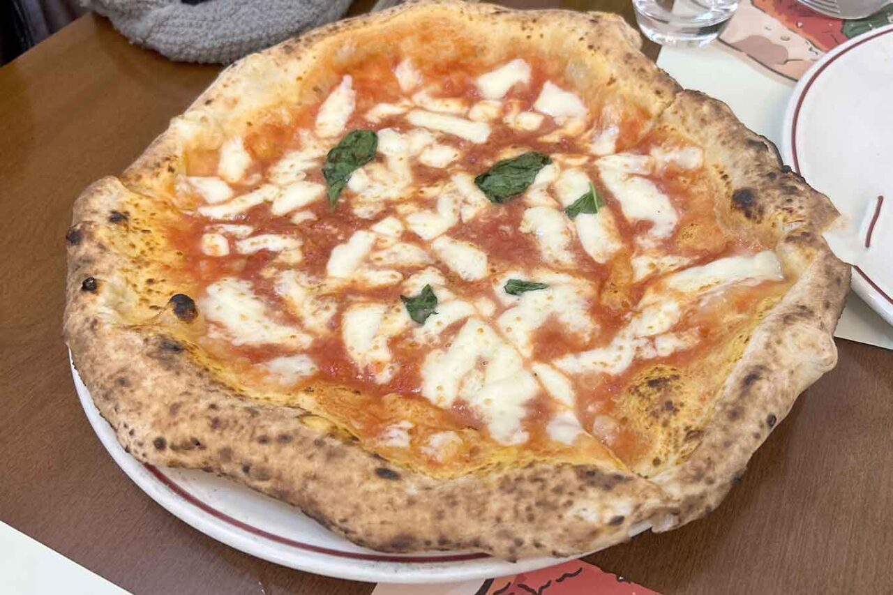 la pizza margherita della pizzeria Da Attilio alla Pignasecca a Napoli al Campionato 2026