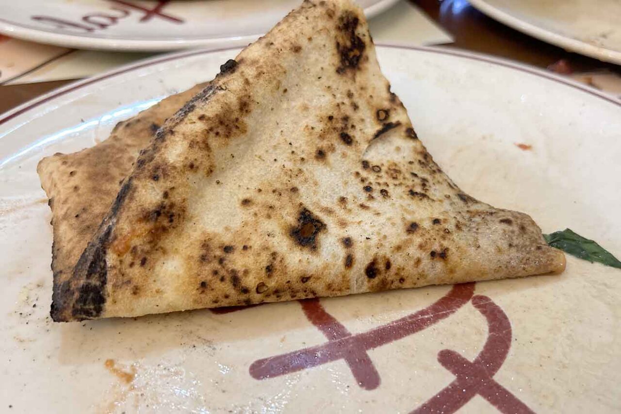 la cottura della pizza marinara della pizzeria Da Attilio alla Pignasecca a Napoli al Campionato 2026