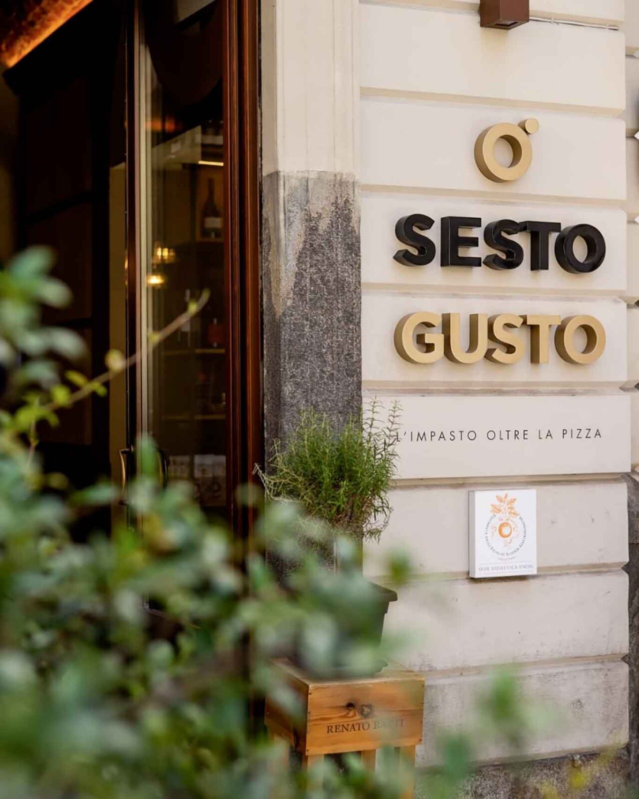 l'ingresso della pizzeria Sestogusto a Torino