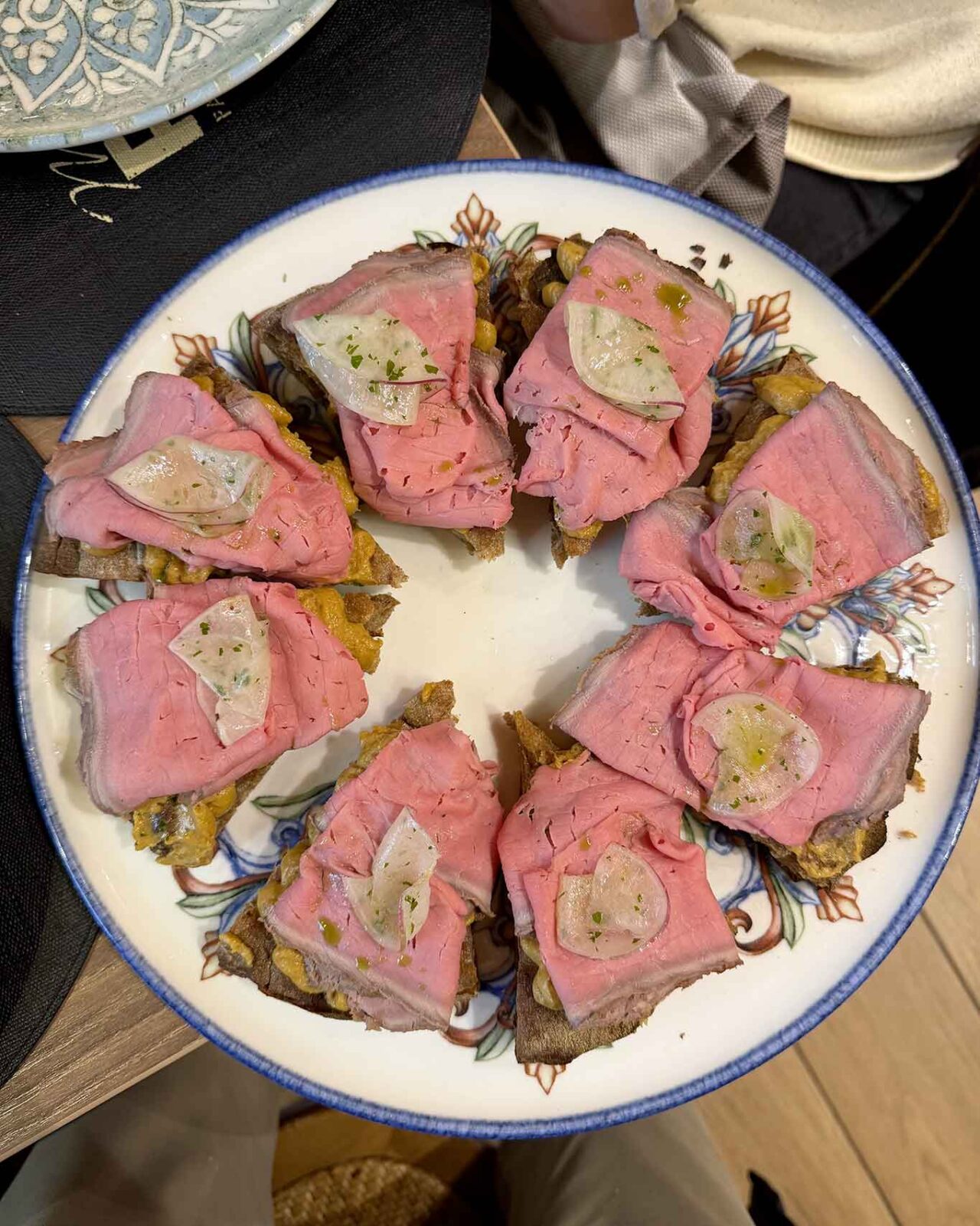 la pizza con il vitello tonnato della pizzeria Sestogusto a Torino