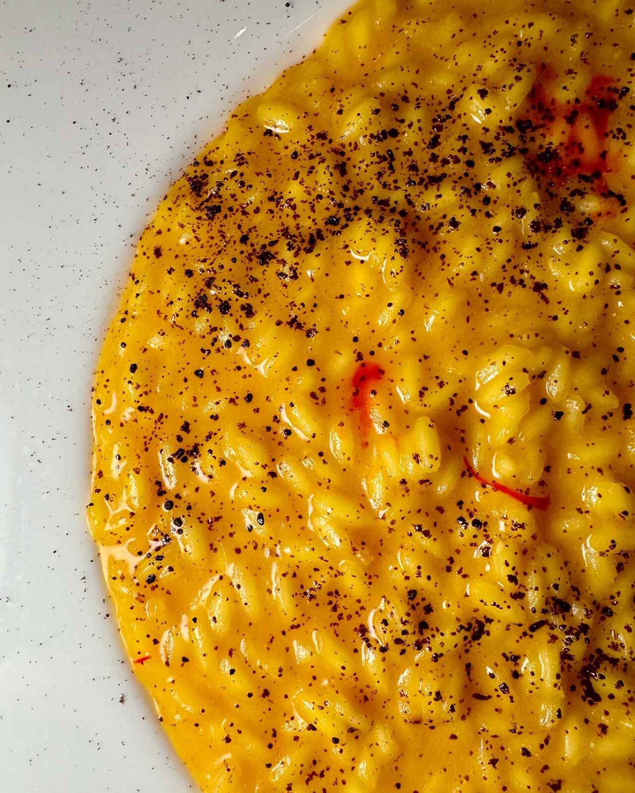 il risotto allo zafferano con polvere di liquirizia di Massimiliano Alajmo al Forum della Cucina Italiana