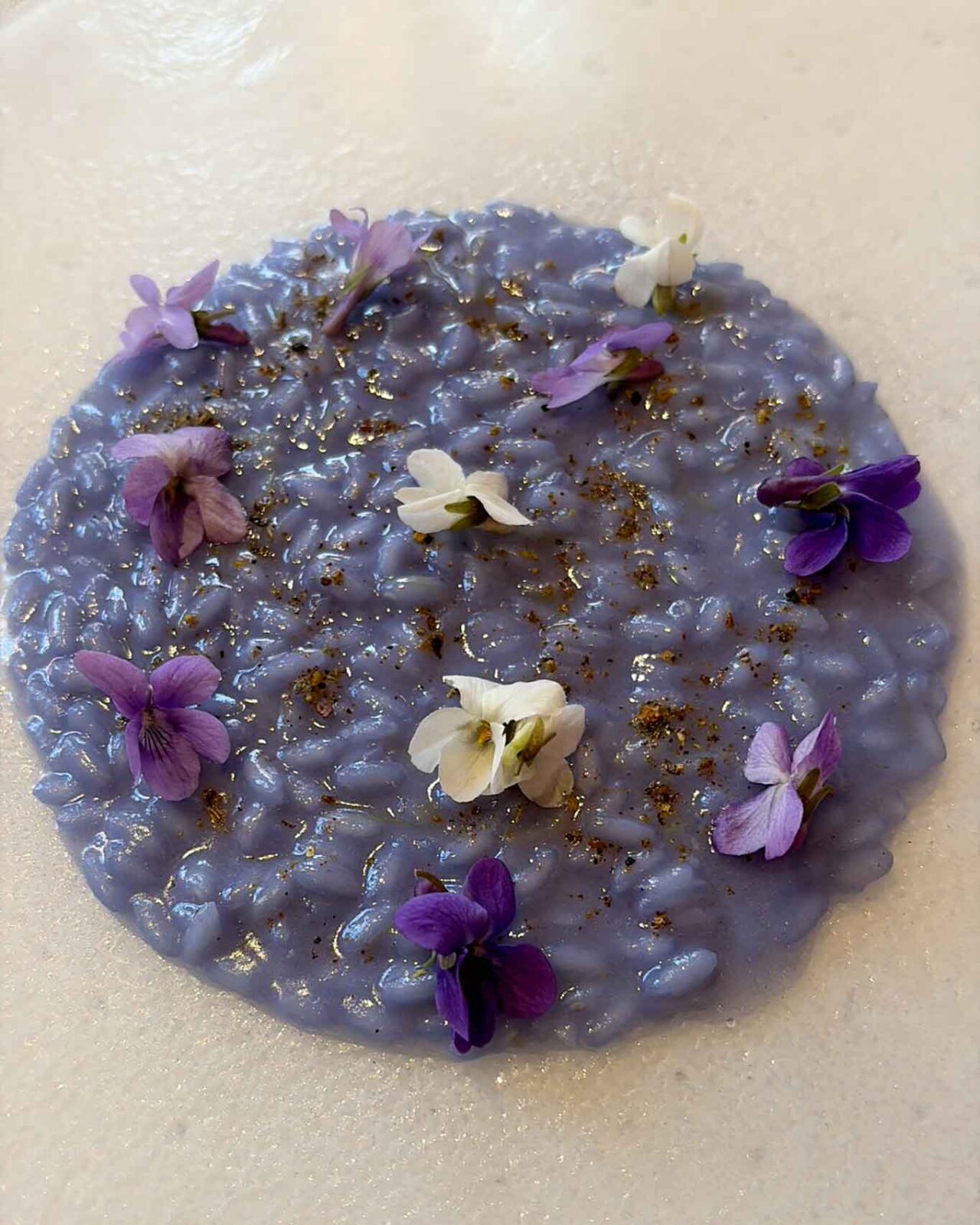 il riso con la violetta del ristorante tre stelle Michelin Piazza Duomo di Enrico Crippa ad Alba 