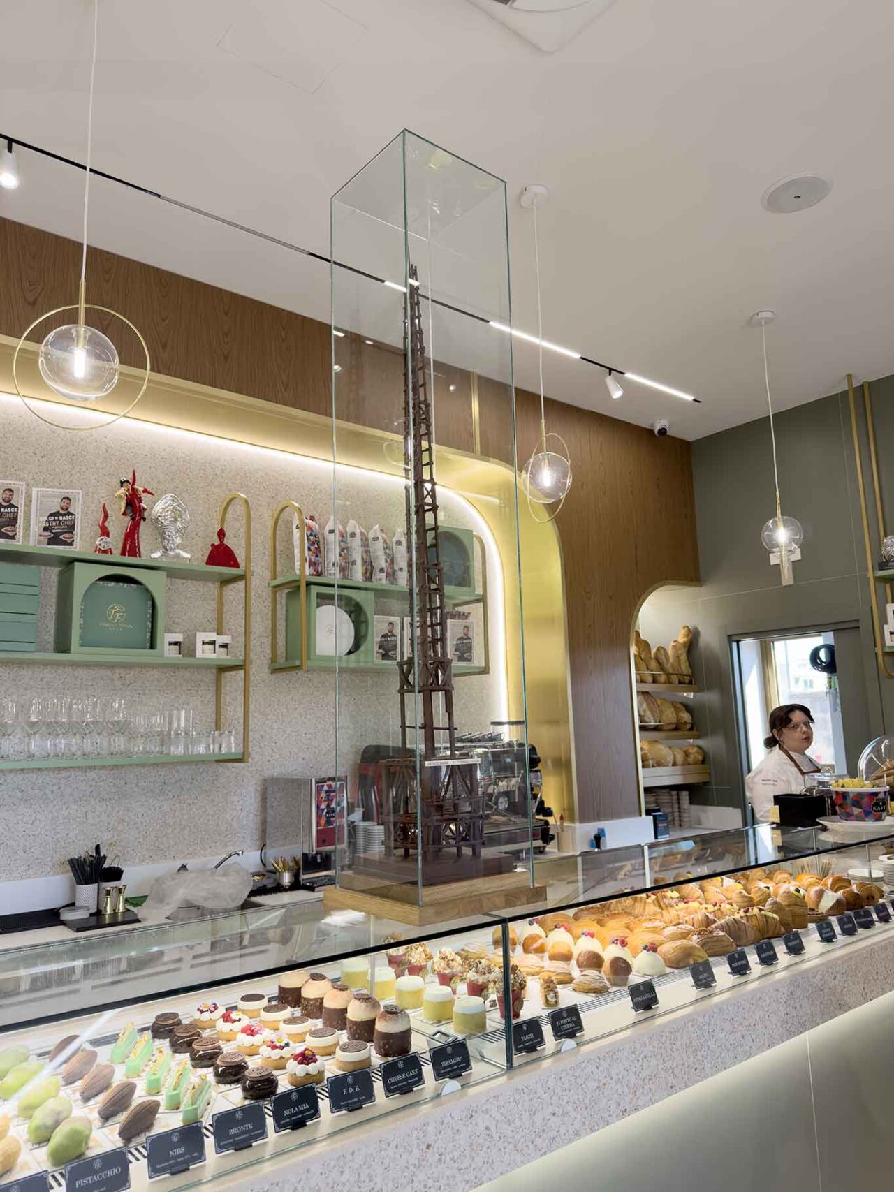 Tommaso Foglia Nola pasticceria: bancone con giglio in cioccolato