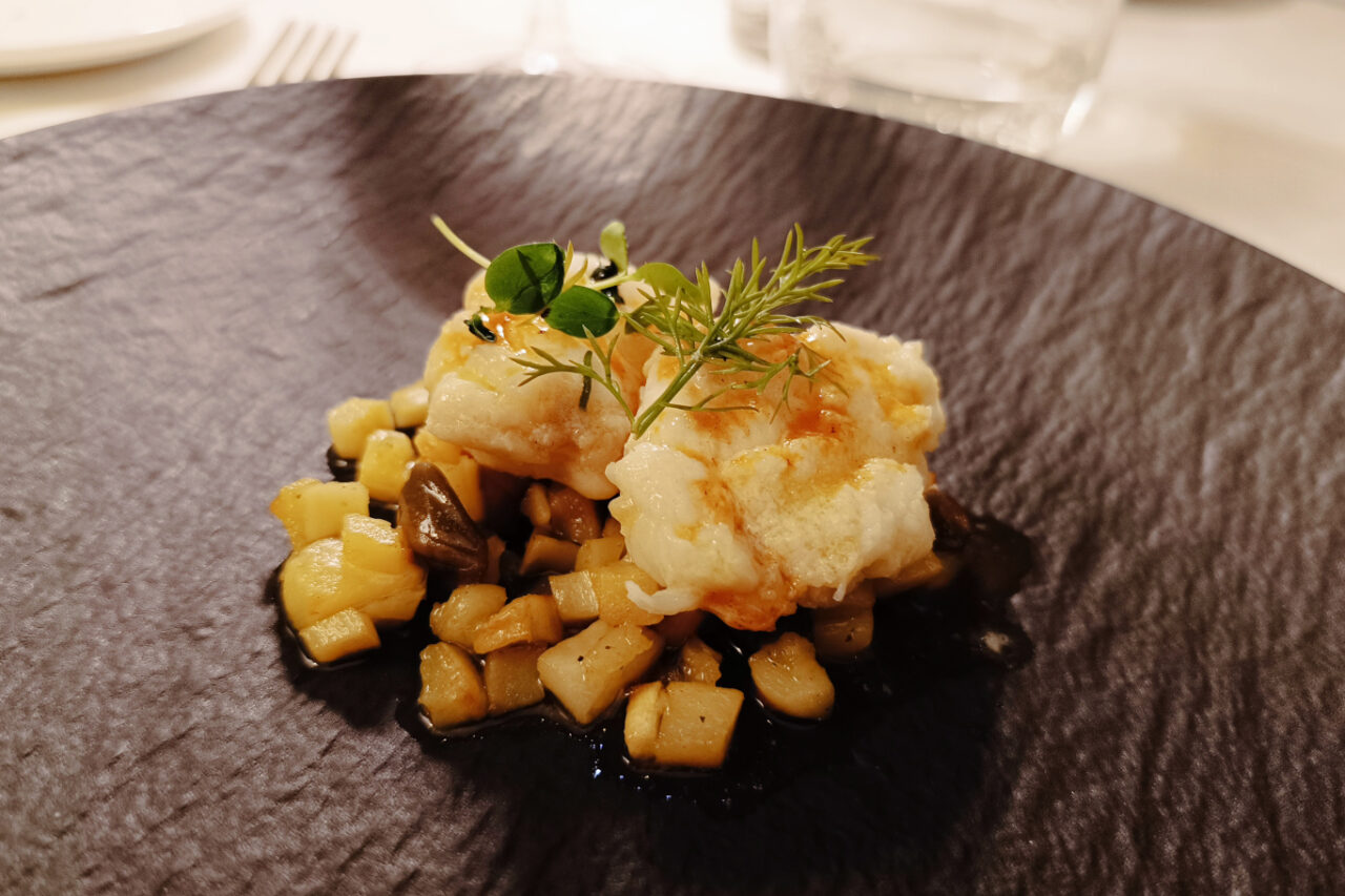 Rana pescatrice pastinaca e fiore di cappero