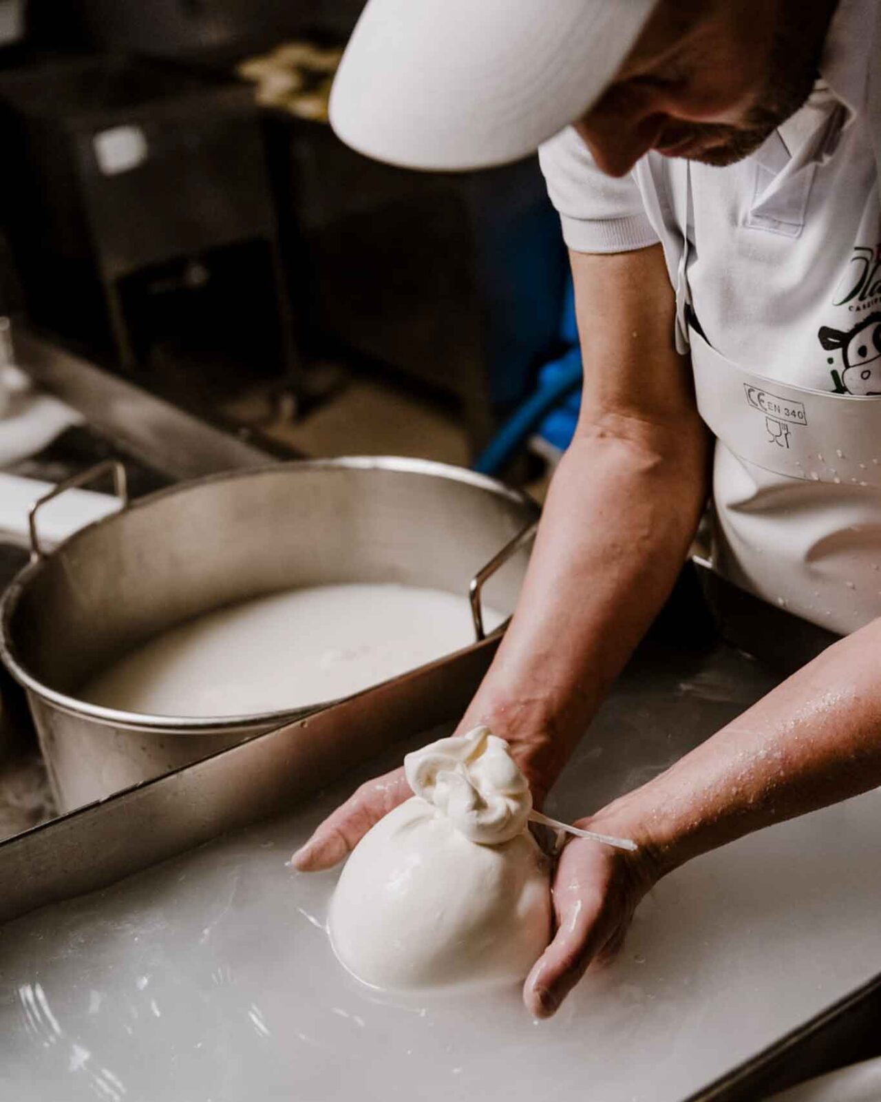 la lavorazione della burrata al caseificio Olanda di Andria