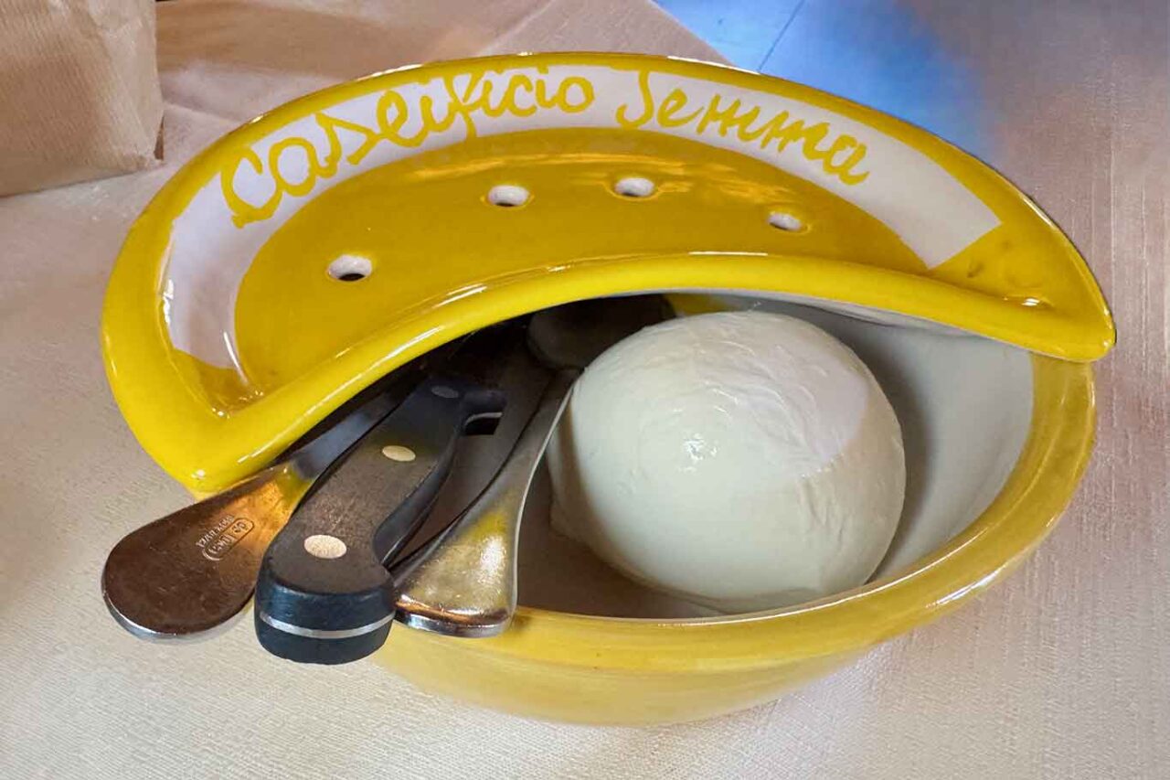 la mozzarella di bufala di Jemma all'agriturismo Porta Sirena a Paestum Capaccio 